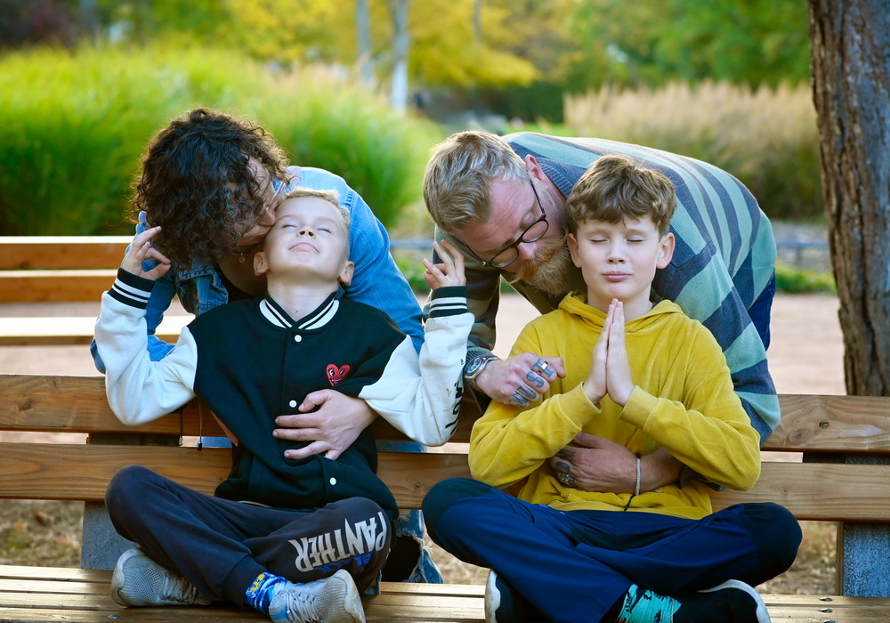 Familienglück und Kinderporträts in Erfurt Eine glückliche Familie, spaßige Kinder, gemeinsam bei einem lebendigen Familienfoto im Freien.