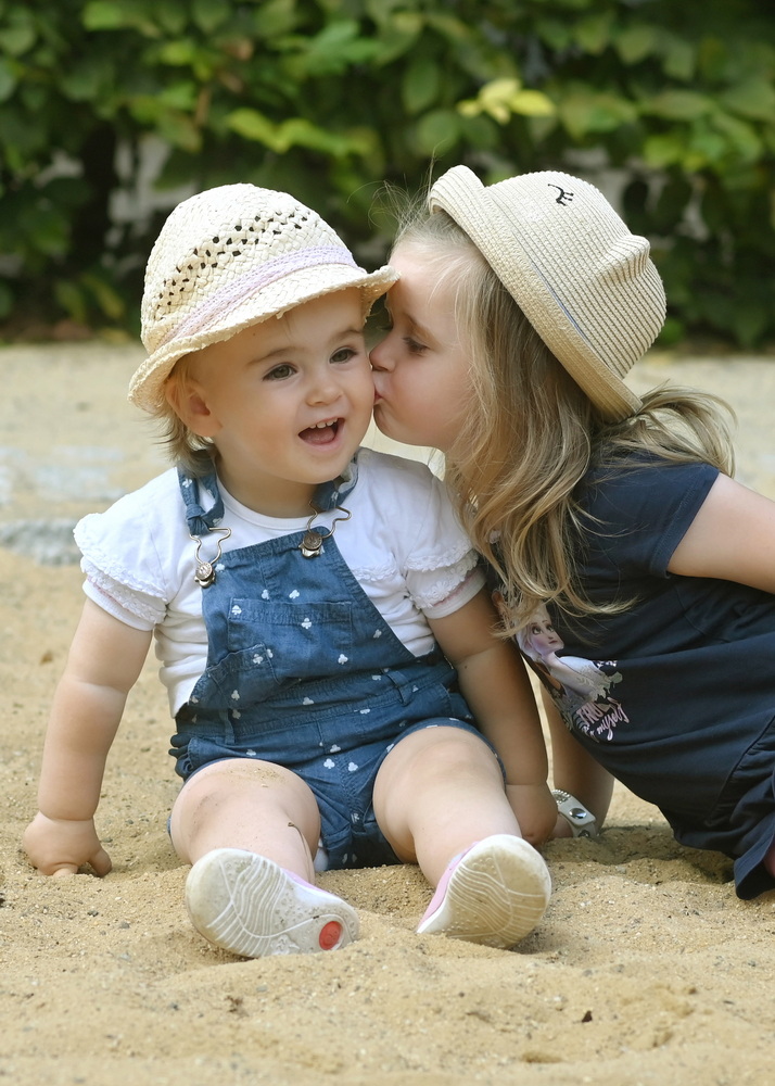 Familienglück und Kinderporträts in Erfurt Eine glückliche Familie, spaßige Kinder, gemeinsam bei einem lebendigen Familienfoto im Freien.