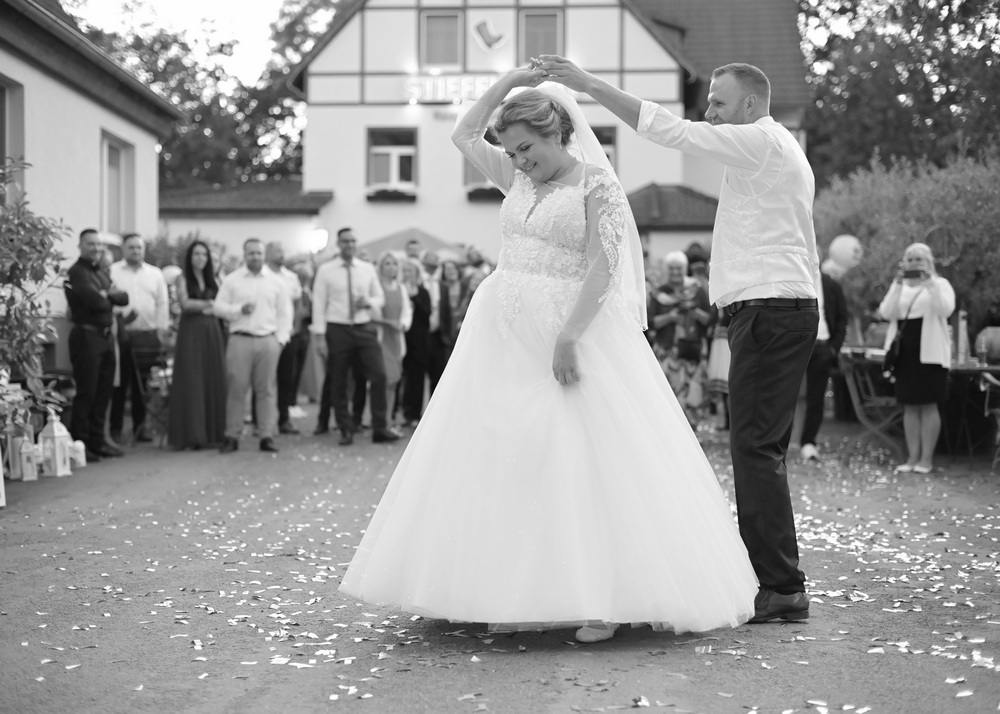 Ein Brautpaar fühlt sein wahres Glück, aufgenommen von Michael Voigt Fotografie in Erfurt