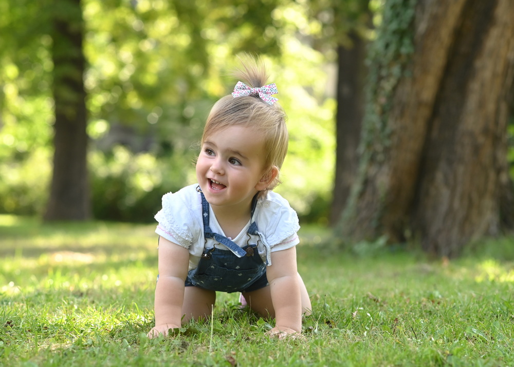 Familienglück und Kinderporträts in Erfurt Eine glückliche Familie, spaßige Kinder, gemeinsam bei einem lebendigen Familienfoto im Freien.