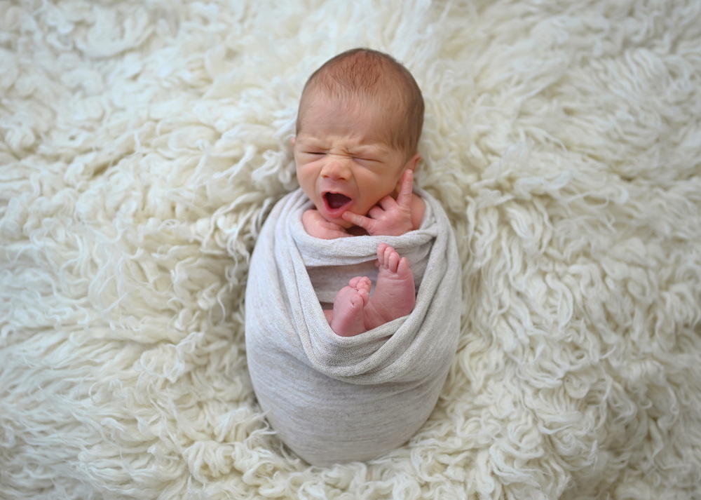 Fotograf Neugeborene Erfurt – Voigt Fotografie Ein friedlich schlafendes neugeborenes Baby beim Baby-Fotoshooting in Erfurt