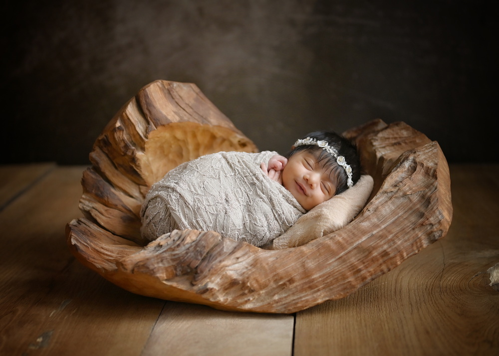 Fotograf Neugeborene Erfurt – Voigt Fotografie Ein friedlich schlafendes neugeborenes Baby beim Baby-Fotoshooting in Erfurt