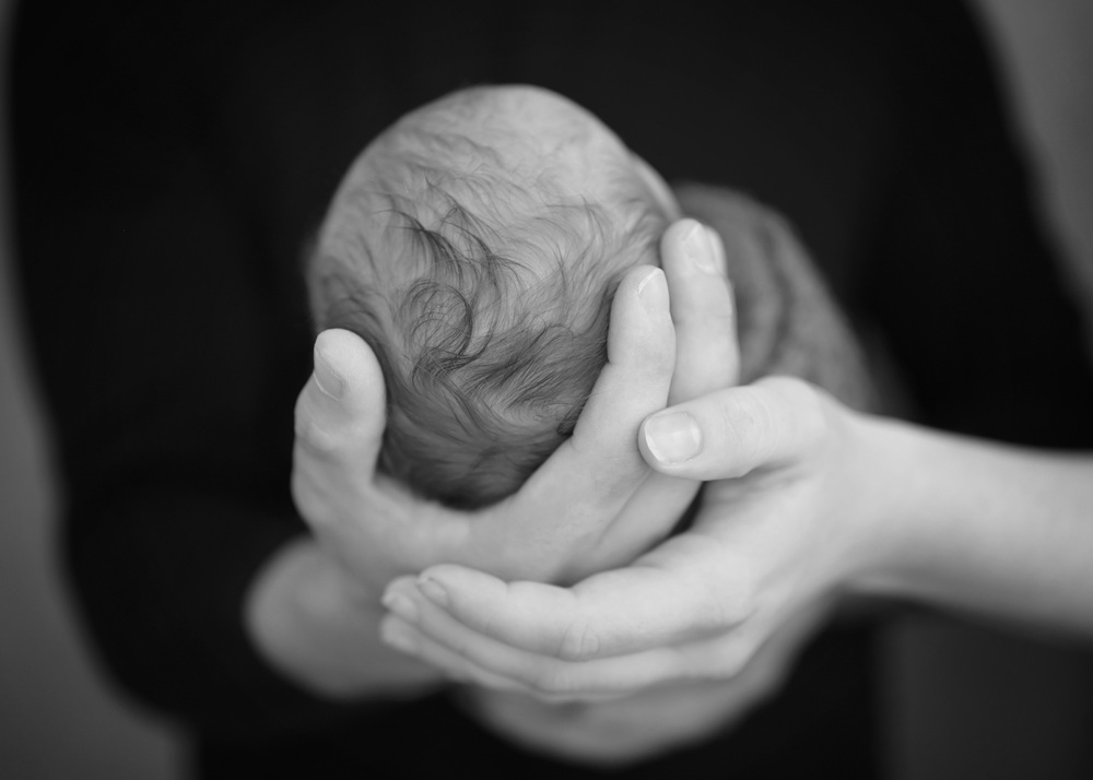 Fotograf Neugeborene Erfurt – Voigt Fotografie Ein friedlich schlafendes neugeborenes Baby beim Baby-Fotoshooting in Erfurt - Detailaufnahme Kopf