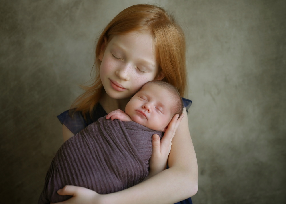 Fotograf Neugeborene Erfurt – Voigt Fotografie Ein friedlich schlafendes neugeborenes Baby beim Baby-Fotoshooting in Erfurt mit Geschwister