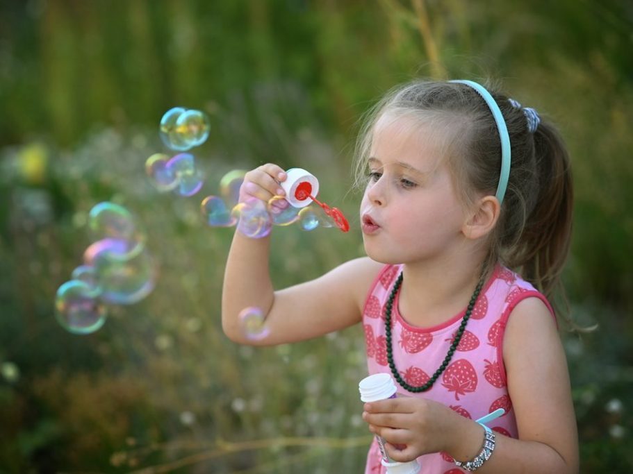 Familienglück und Kinderporträts in Erfurt Eine glückliche Familie, spaßige Kinder, gemeinsam bei einem lebendigen Familienfoto im Freien.