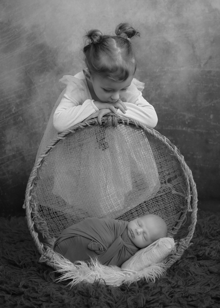 Fotograf Neugeborene Erfurt – Voigt Fotografie Ein friedlich schlafendes neugeborenes Baby beim Baby-Fotoshooting in Erfurt mit Geschwister