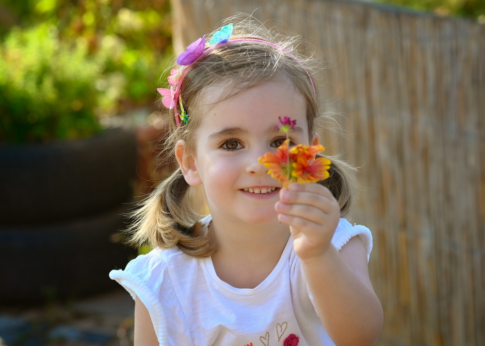 Familienglück und Kinderporträts in Erfurt Eine glückliche Familie, spaßige Kinder, gemeinsam bei einem lebendigen Familienfoto im Freien.