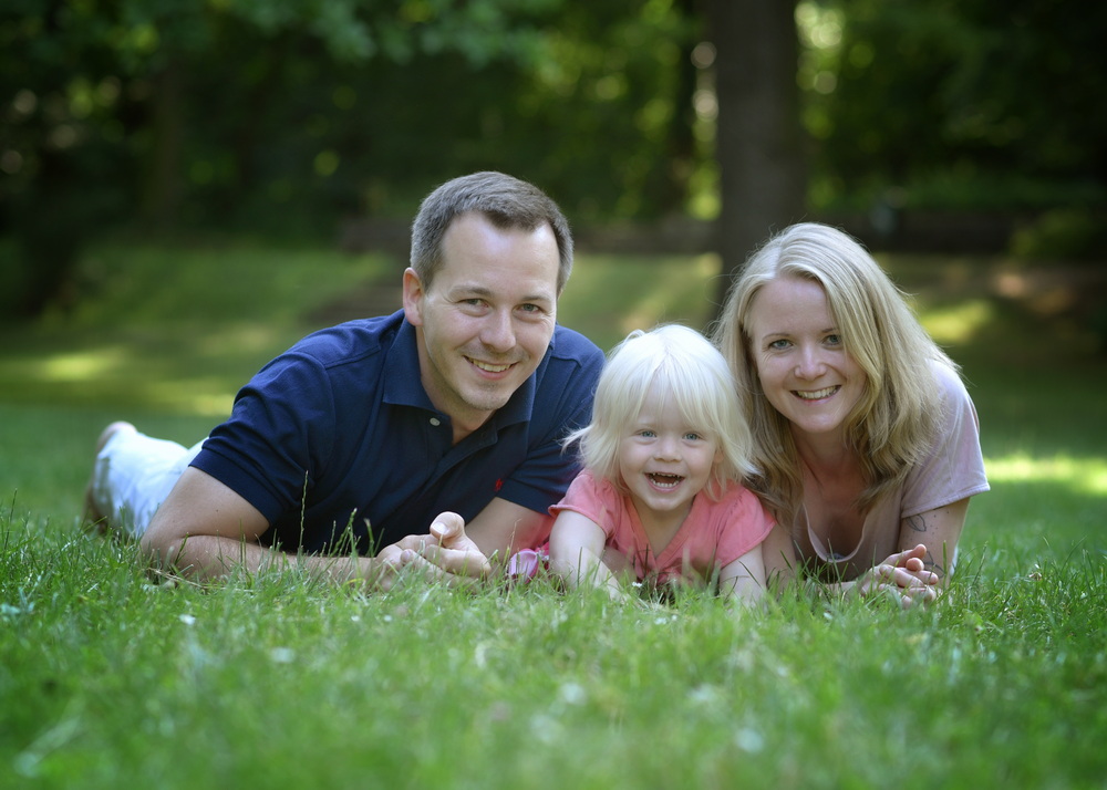 Familienglück und Kinderporträts in Erfurt Eine glückliche Familie, spaßige Kinder, gemeinsam bei einem lebendigen Familienfoto im Freien.