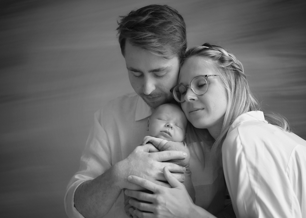Fotograf Neugeborene Erfurt – Voigt Fotografie Ein friedlich schlafendes neugeborenes Baby beim Baby-Fotoshooting in Erfurt mit Eltern