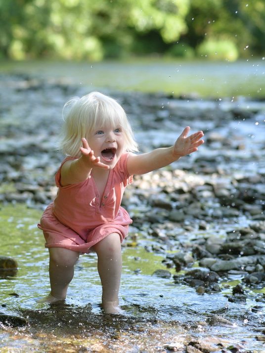 Familienglück und Kinderporträts in Erfurt Eine glückliche Familie, spaßige Kinder, gemeinsam bei einem lebendigen Familienfoto im Freien.