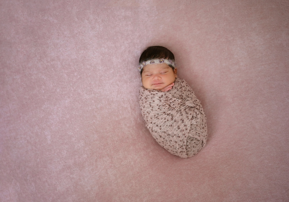 Fotograf Neugeborene Erfurt – Voigt Fotografie Ein friedlich schlafendes neugeborenes Baby beim Baby-Fotoshooting in Erfurt