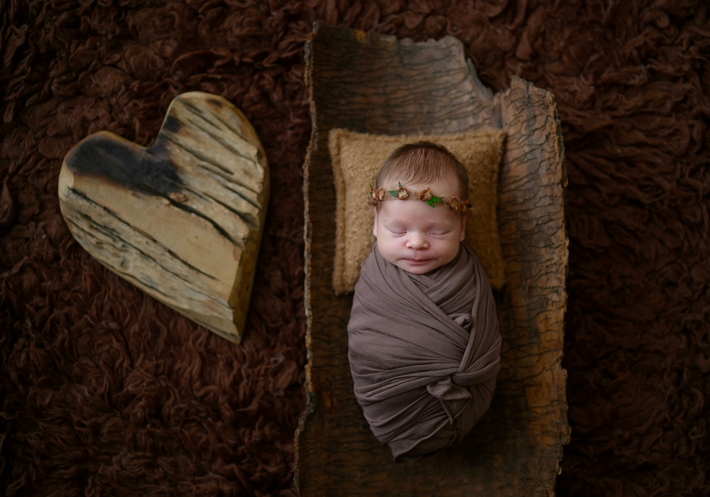 Fotograf Neugeborene Erfurt – Voigt Fotografie Ein friedlich schlafendes neugeborenes Baby beim Baby-Fotoshooting in Erfurt