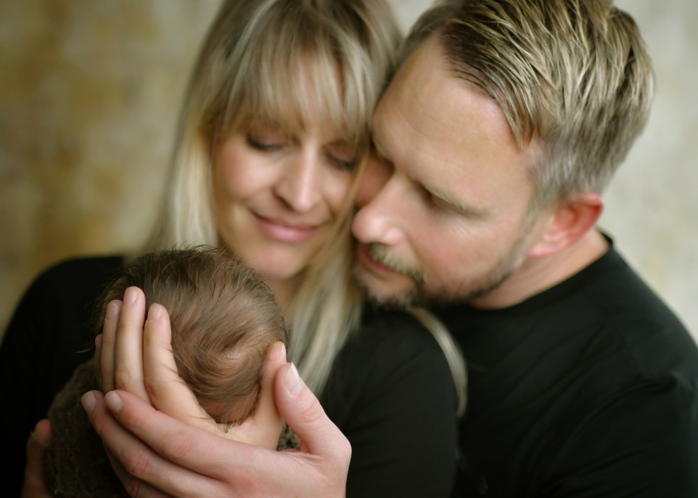 Fotograf Neugeborene Erfurt – Voigt Fotografie Ein friedlich schlafendes neugeborenes Baby beim Baby-Fotoshooting in Erfurt als Familie