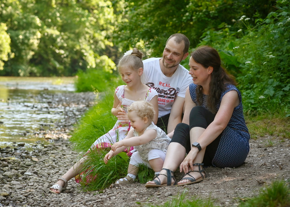 Familienglück und Kinderporträts in Erfurt Eine glückliche Familie, spaßige Kinder, gemeinsam bei einem lebendigen Familienfoto im Freien.