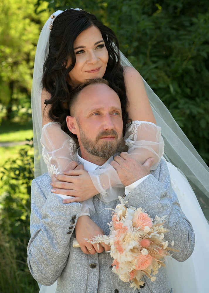 Ein Brautpaar fühlt sein wahres Glück, aufgenommen von Michael Voigt Fotografie in Erfurt