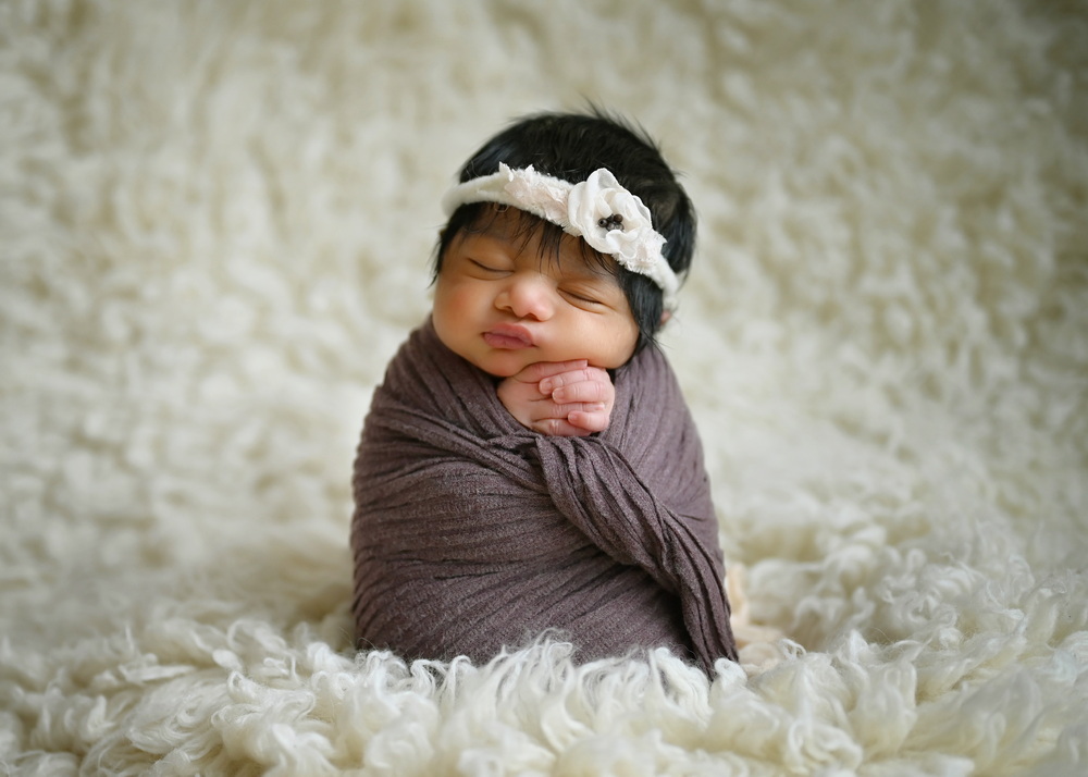 Fotograf Neugeborene Erfurt – Voigt Fotografie Ein friedlich schlafendes neugeborenes Baby beim Baby-Fotoshooting in Erfurt