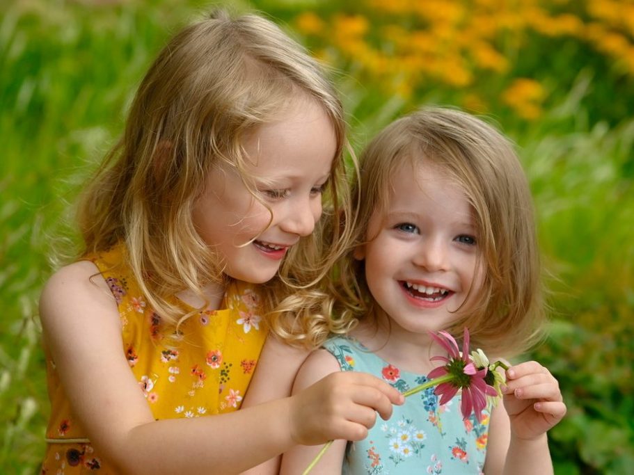 Familienglück und Kinderporträts in Erfurt Eine glückliche Familie, spaßige Kinder, gemeinsam bei einem lebendigen Familienfoto im Freien.