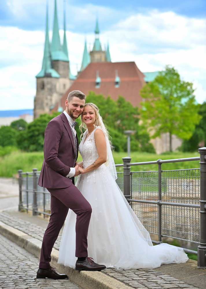 Ein Brautpaar fühlt sein wahres Glück, aufgenommen von Michael Voigt Fotografie in Erfurt