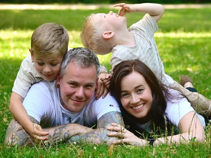 Familienglück und Kinderporträts in Erfurt Eine glückliche Familie, spaßige Kinder, gemeinsam bei einem lebendigen Familienfoto im Freien.