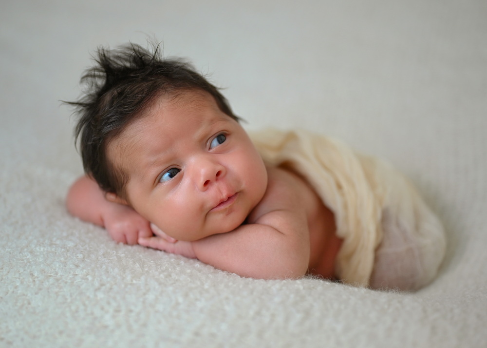 Fotograf Neugeborene Erfurt – Voigt Fotografie Ein friedlich schlafendes neugeborenes Baby beim Baby-Fotoshooting in Erfurt