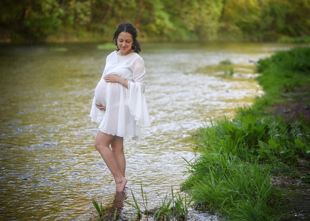 Wunderschöne Babybauch Fotografie im Studio und outdoor Eine werdende Mutter liebevoll dargestellt mit Ihrem Babybauch - auch outdoor
