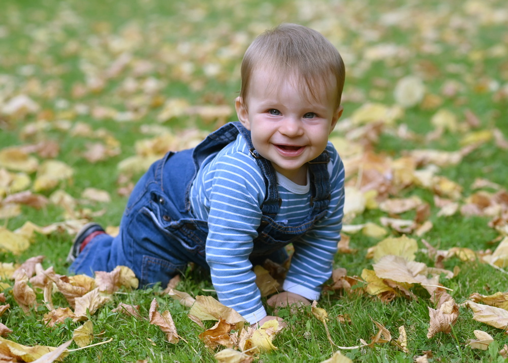 Familienglück und Kinderporträts in Erfurt Eine glückliche Familie, spaßige Kinder, gemeinsam bei einem lebendigen Familienfoto im Freien.