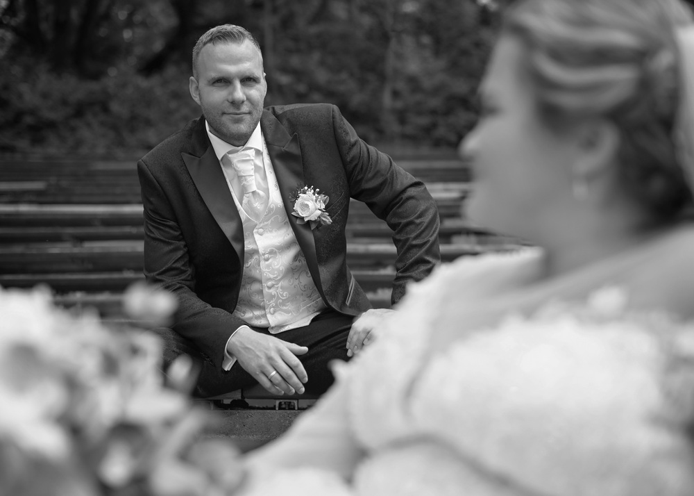 Ein Brautpaar fühlt sein wahres Glück, aufgenommen von Michael Voigt Fotografie in Erfurt