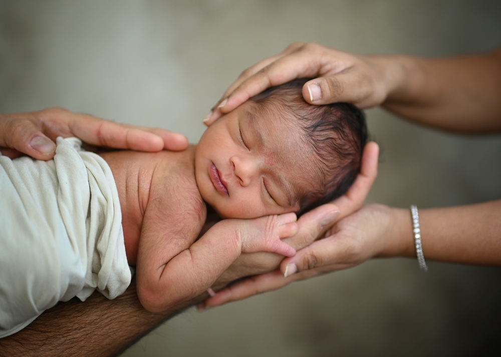 Fotograf Neugeborene Erfurt – Voigt Fotografie Ein friedlich schlafendes neugeborenes Baby beim Baby-Fotoshooting in Erfurt