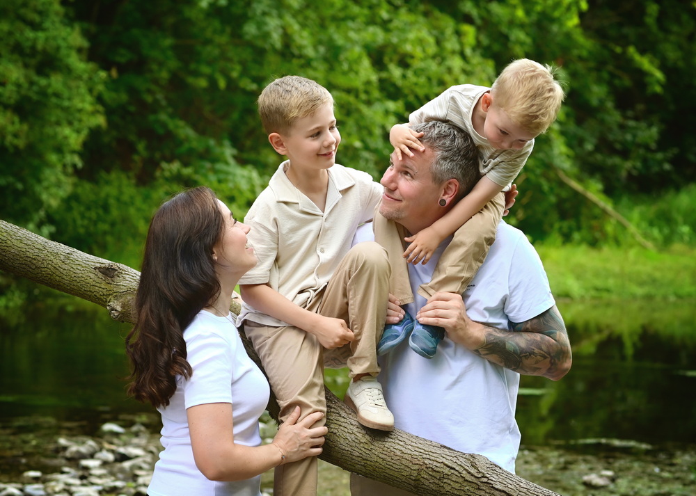 Familienglück und Kinderporträts in Erfurt Eine glückliche Familie, spaßige Kinder, gemeinsam bei einem lebendigen Familienfoto im Freien.