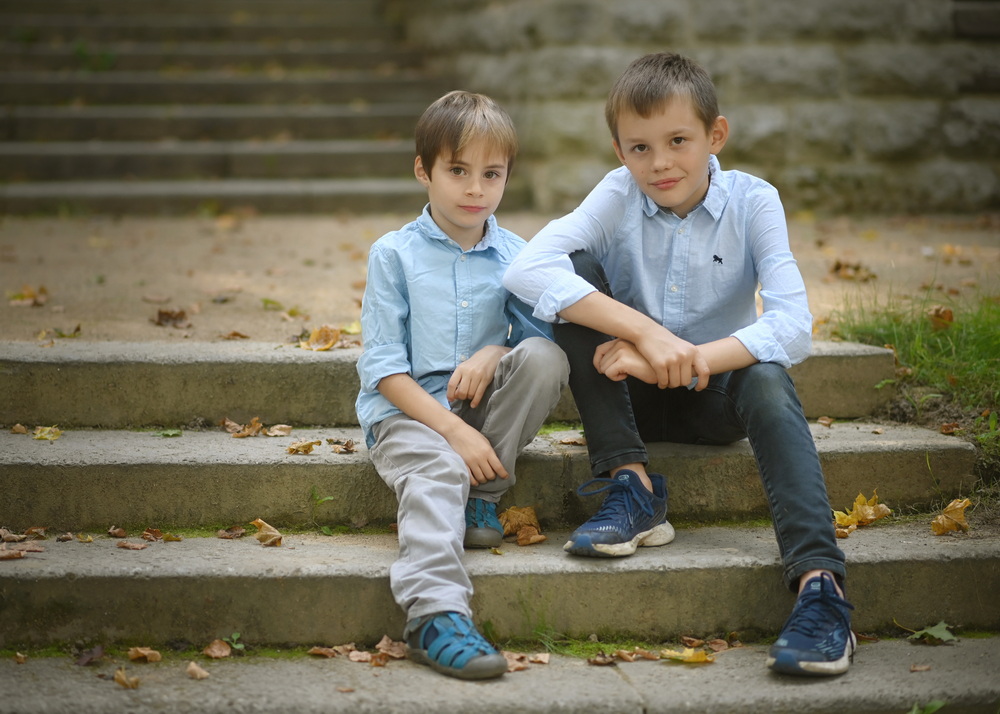 Familienglück und Kinderporträts in Erfurt Eine glückliche Familie, spaßige Kinder, gemeinsam bei einem lebendigen Familienfoto im Freien.