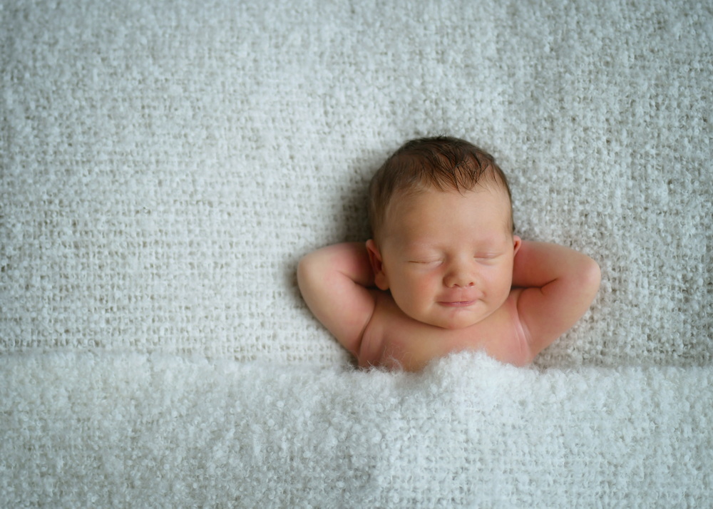 Fotograf Neugeborene Erfurt – Voigt Fotografie Ein friedlich schlafendes neugeborenes Baby beim Baby-Fotoshooting in Erfurt