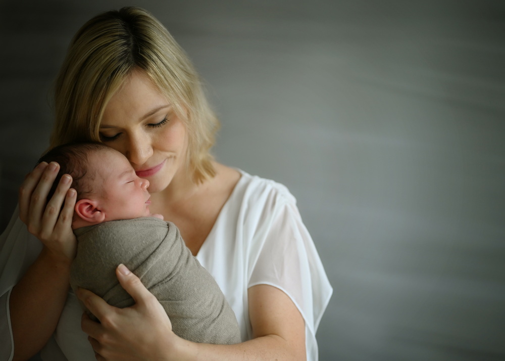 Fotograf Neugeborene Erfurt – Voigt Fotografie Ein friedlich schlafendes neugeborenes Baby beim Baby-Fotoshooting in Erfurt