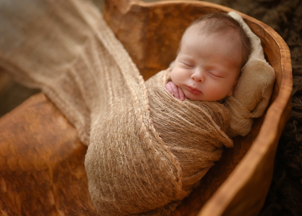 Fotograf Neugeborene Erfurt – Voigt Fotografie Ein friedlich schlafendes neugeborenes Baby beim Baby-Fotoshooting in Erfurt