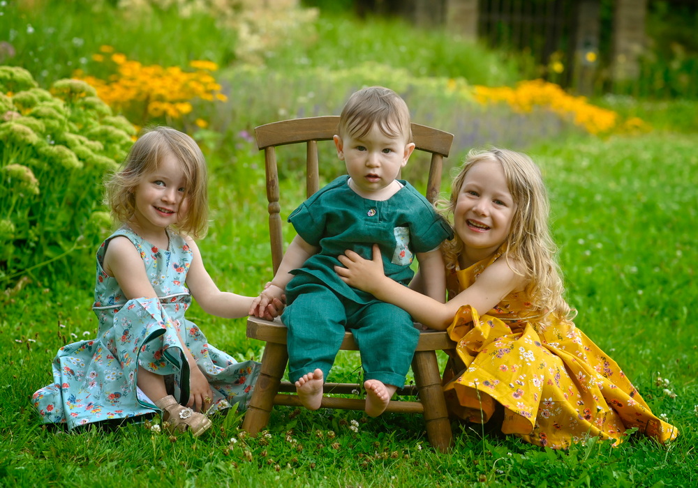 Familienglück und Kinderporträts in Erfurt Eine glückliche Familie, spaßige Kinder, gemeinsam bei einem lebendigen Familienfoto im Freien.