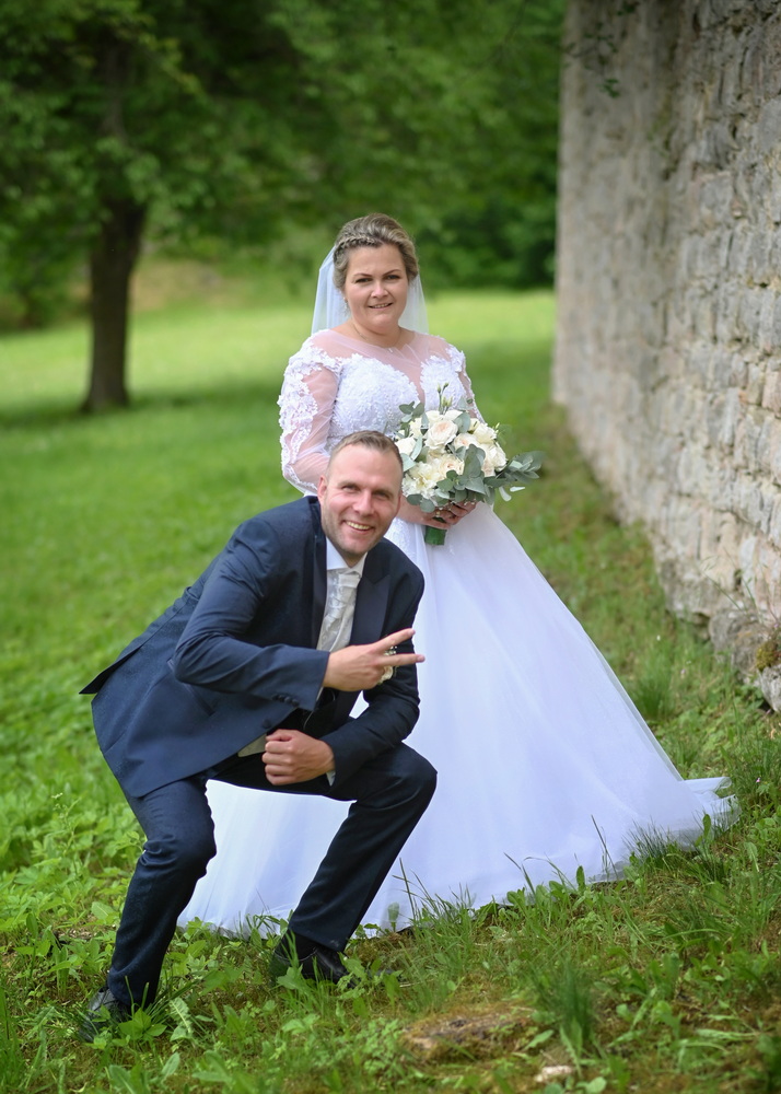 Ein Brautpaar fühlt sein wahres Glück, aufgenommen von Michael Voigt Fotografie in Erfurt