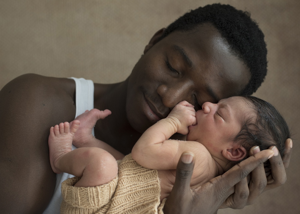 Fotograf Neugeborene Erfurt – Voigt Fotografie Ein friedlich schlafendes neugeborenes Baby beim Baby-Fotoshooting in Erfurt mit Vater