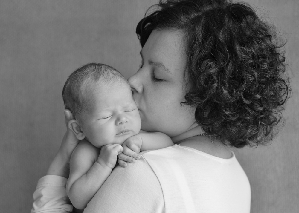 Fotograf Neugeborene Erfurt – Voigt Fotografie Ein friedlich schlafendes neugeborenes Baby beim Baby-Fotoshooting in Erfurt mit Mama