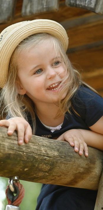 Familienglück und Kinderporträts in Erfurt Eine glückliche Familie, spaßige Kinder, gemeinsam bei einem lebendigen Familienfoto im Freien.