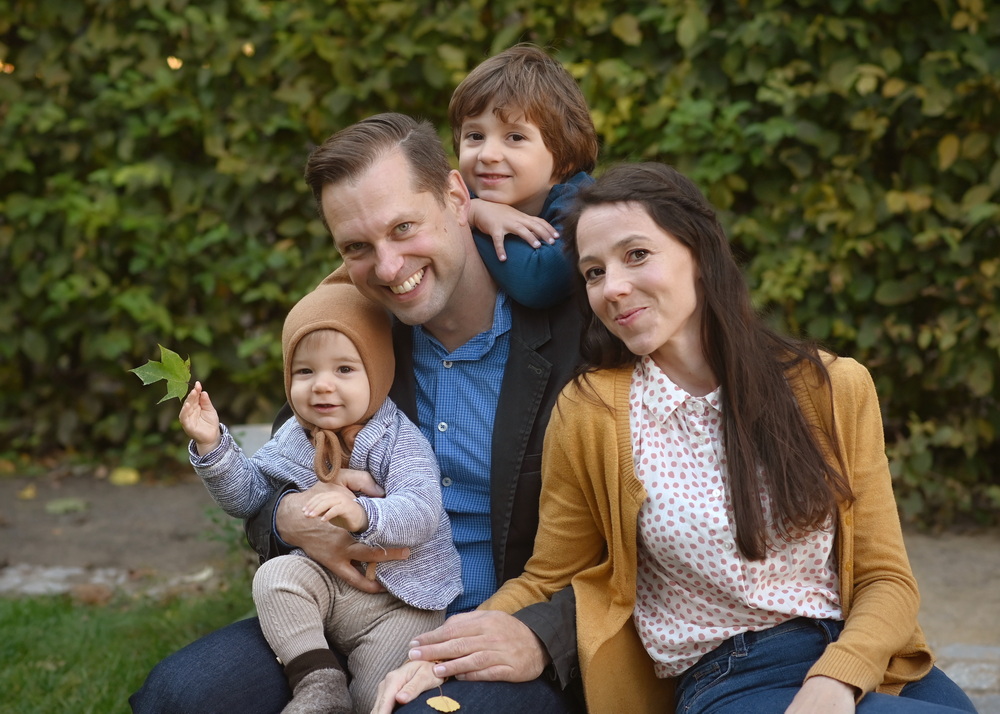 Familienglück und Kinderporträts in Erfurt Eine glückliche Familie, spaßige Kinder, gemeinsam bei einem lebendigen Familienfoto im Freien.