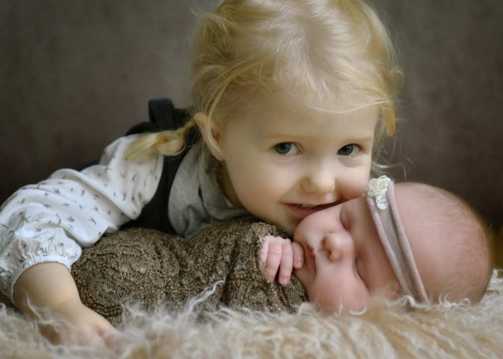 Fotograf Neugeborene Erfurt – Voigt Fotografie Ein friedlich schlafendes neugeborenes Baby beim Baby-Fotoshooting in Erfurt mit Schwester