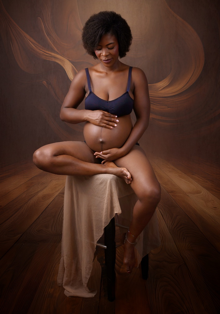 Wunderschöne Babybauch Fotografie im Studio und outdoor Eine werdende Mutter liebevoll dargestellt mit Ihrem Babybauch im warmen Studiolicht