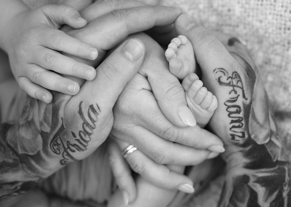 Fotograf Neugeborene Erfurt – Voigt Fotografie Ein friedlich schlafendes neugeborenes Baby beim Baby-Fotoshooting in Erfurt - Detailaufnahme Hände